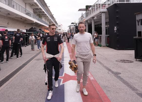 17 10 2024, Circuit of The Americas, Austin, FORMULA 1 PIRELLI UNITED STATES GRAND PRIX 2024 ,in the picture Nico Hülkenberg DEU , MoneyGram Haas F1 Team with manager Raoul Spanger in the paddock of Austin Photo by Hasan Bratic DeFodi Images not used in POL SRB CRO FRA GBR NED ITA USA Defodi 506 20241017 hbr 3176 Defodi-506 not used in POL SRB CRO FRA GBR NED ITA USA Steuer-Nr.: 30 807 6032 6;