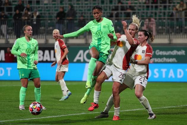 VfL vs Olympique Lyon, CL Women Wolfsburg, 17 10 2024, FOOTBALL VfL Wolfsburg vs Olympique Lyon, group round Champions League Women, season 2024 25 Sveindis Jonsdottir VfL Wolfsburg , Lindsey Horan Olympique Lyon , Vanessa Gilles Olympique Lyon Wolfsburg