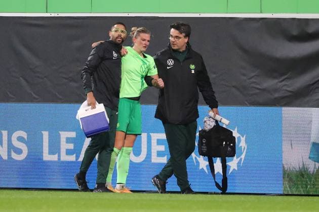 VfL vs Olympique Lyon, CL Women Wolfsburg, 17 10 2024, FOOTBALL VfL Wolfsburg vs Olympique Lyon, group round Champions League Women, season 2024 25 Alexandra Popp VfL Wolfsburg is led off the pitch injured Wolfsburg