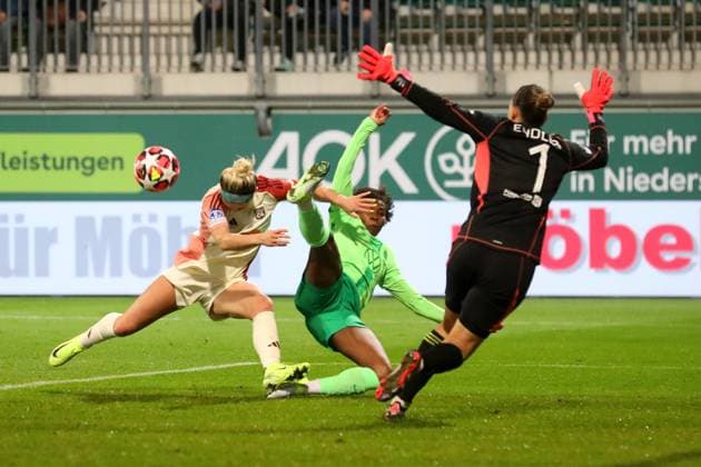 VfL vs Olympique Lyon, CL Women Wolfsburg, 17 10 2024, FOOTBALL VfL Wolfsburg vs Olympique Lyon, group round Champions League Women, season 2024 25 Lindsey Horan Olympique Lyon , Lineth Beerensteyn VfL Wolfsburg , Goalkeeper Christiane Endler Olympique Lyon , Wolfsburg
