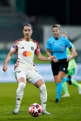 UEFA Womens Champions League - Vfl Wolfsburg v Olympique Lyonnais Sara Dabritz (8 Olympique Lyonnais) controls the ball during the UEFA Womens Champions League Group stage football match between VfL Wolfsburg and Olympique Lyonnais at AOK Stadion in Wolfsburg, Germany. Daniela Porcelli SPP Copyright: xDanielaxPorcellix xSPPx daniela_porcelli_sports_press_photo_183708