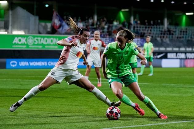 UEFA Womens Champions League - Vfl Wolfsburg v Olympique Lyonnais Vanessa Gilles (21 Olympique Lyonnais) and Vivien Endemann (25 VfL Wolfsburg) battle for the ball (duel) during the UEFA Womens Champions League Group stage football match between VfL Wolfsburg and Olympique Lyonnais at AOK Stadion in Wolfsburg, Germany. Daniela Porcelli SPP Copyright: xDanielaxPorcellix xSPPx daniela_porcelli_sports_press_photo_183726