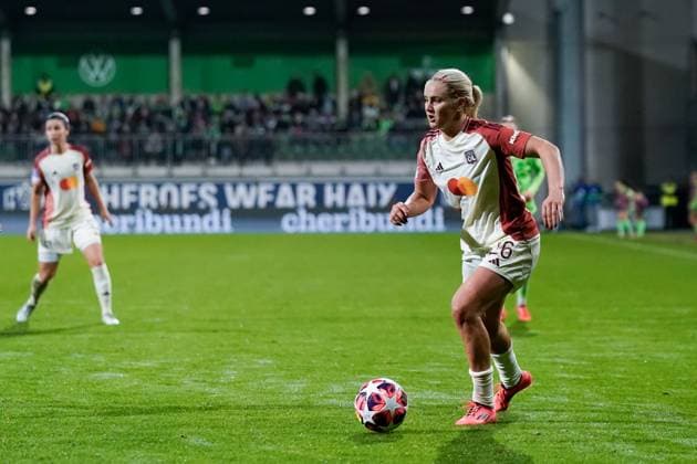 UEFA Womens Champions League - Vfl Wolfsburg v Olympique Lyonnais Lindsey Horan (26 Olympique Lyonnais) controls the ball during the UEFA Womens Champions League Group stage football match between VfL Wolfsburg and Olympique Lyonnais at AOK Stadion in Wolfsburg, Germany. Daniela Porcelli SPP Copyright: xDanielaxPorcellix xSPPx daniela_porcelli_sports_press_photo_183735