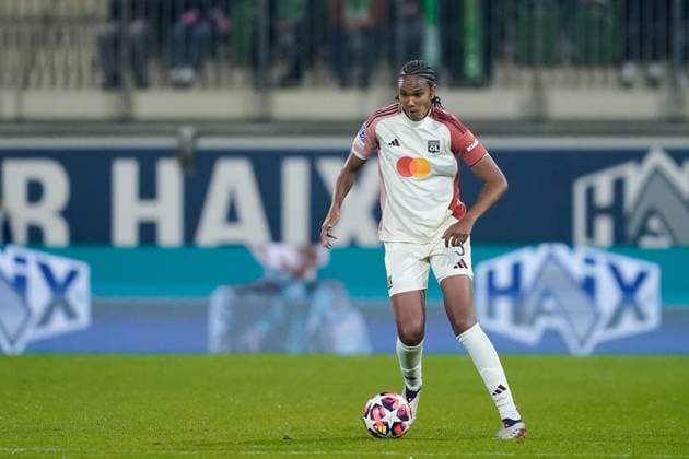 UEFA Womens Champions League - Vfl Wolfsburg v Olympique Lyonnais Wendie Renard (3 Olympique Lyonnais) controls the ball during the UEFA Womens Champions League Group stage football match between VfL Wolfsburg and Olympique Lyonnais at AOK Stadion in Wolfsburg, Germany. Daniela Porcelli SPP Copyright: xDanielaxPorcellix xSPPx daniela_porcelli_sports_press_photo_183700