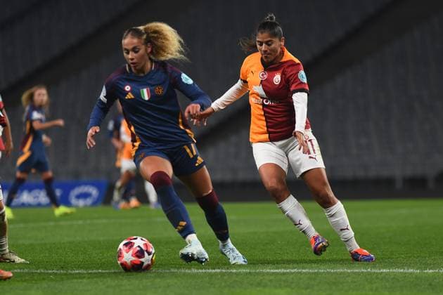 Maria Catalina Usme Pineda (11) of Galatasaray and Alayah Pilgrim (17) of As Roma during the UEFA Women s Champions League match between Galatasaray A.S. and AS Roma at Ataturk Olympic Stadium on October 17, 2024 in Istanbul, Turkey. Istanbul Ataturk Olympic Stadium Turkey Copyright: xSeskimphotox Galatasaray-Roma-171024 (204)