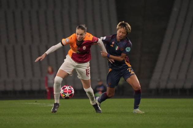 Andrea Staskova of Galatasaray and Moeka Minami (R) of As Roma during the UEFA Women s Champions League match between Galatasaray A.S. and AS Roma at Ataturk Olympic Stadium on October 17, 2024 in Istanbul, Turkey. Istanbul Ataturk Olympic Stadium Turkey Copyright: xSeskimphotox Galatasaray-Roma-171024 (264)
