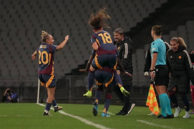 Hawa Cissoko (23) of AS Roma celebrates after scoring the first goal of his team with teammates during the UEFA Women s Champions League match between Galatasaray A.S. and AS Roma at Ataturk Olympic Stadium on October 17, 2024 in Istanbul, Turkey. Istanbul Ataturk Olympic Stadium Turkey Copyright: xSeskimphotox Galatasaray-Roma-171024 (273)