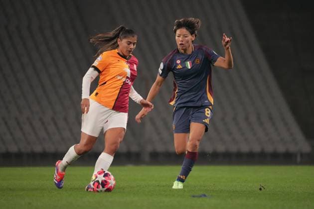 Maria Catalina Usme Pineda (L) of Galatasaray and Saki Kumagai (R) of As Roma during the UEFA Women s Champions League match between Galatasaray A.S. and AS Roma at Ataturk Olympic Stadium on October 17, 2024 in Istanbul, Turkey. Istanbul Ataturk Olympic Stadium Turkey Copyright: xSeskimphotox Galatasaray-Roma-171024 (282)