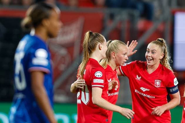 ENSCHEDE, Stadium De Grolsch Veste, 17-10-2024 , season 2024 2025 , UEFA Champions League Women. during the match Twente - Chelsea (women), final result 1-3, FC Twente player Nikee van Dijk celebrating the goal scored 1-3 with FC Twente player Ella Peddemors FC Twente player Danique van Ginkel Twente - Chelsea (women)  x26487175x Copyright: