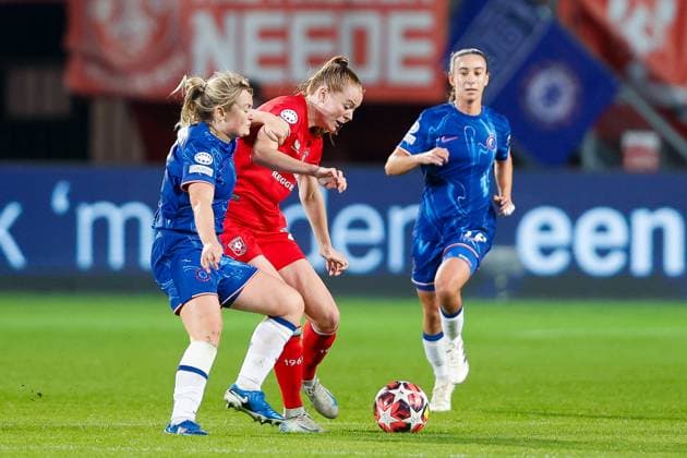 ENSCHEDE, Stadium De Grolsch Veste, 17-10-2024 , season 2024 2025 , UEFA Champions League Women. during the match Twente - Chelsea (women), final result 1-3, Chelsea player Erin Cuthbert FC Twente player Nikee van Dijk Twente - Chelsea (women)  x26487186x Copyright: