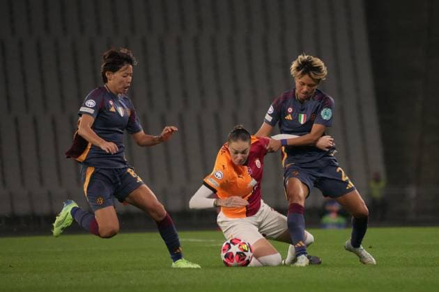 Andrea Staskova of Galatasaray and Saki Kumagai (L) , Moeka Minami (R) of As Roma during the UEFA Women s Champions League match between Galatasaray A.S. and AS Roma at Ataturk Olympic Stadium on October 17, 2024 in Istanbul, Turkey. Istanbul Ataturk Olympic Stadium Turkey Copyright: xSeskimphotox Galatasaray-Roma-171024 (265)