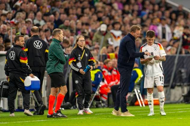 14 10 2024, Football UEFA Nations League 2024 25, Group 3, Matchday 4, Germany Netherlands, at the Allianz Arena in Munich Coach Julian Nagelsmann Germany gives Angelo Stiller Germany a note