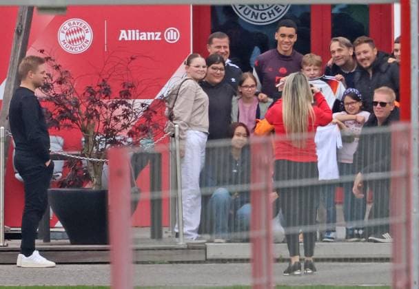 42 Jamal Musiala and sports director Max Eberl, pose, in front of team cabin, cabin, with fans, soccer FC Bayern Muenchen training 16 10 2024 PHOTO Mladen Lackovic LakoPress