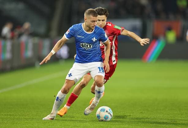 18 10 2024, xdcx, Soccer 2 Bundesliga, SV Darmstadt 98 1 FC Köln, emonline, emspor, despor, v l , Fabian Nürnberger SV Darmstadt 98 , Denis Huseinbasic 1 FC Köln DFL DFB REGULATIONS PROHIBIT ANY USE OF PHOTOGRAPHS AS IMAGE SEQUENCES AND OR QUASI VIDEO Copyright: HMBxMedia Claus