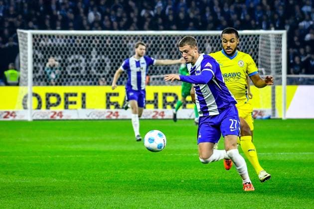 18 10 2024, xlakx, Fußball 2 Bundesliga, Hertha BSC Berlin Eintracht Braunschweig emspor, v l Michael Cuisance Hertha BSC 27 ,Leon Bell Bell Eintracht Braunschweig 19 ,Zweikampf, Duell, Kampf, tackle DFL DFB REGULATIONS PROHIBIT ANY USE OF PHOTOGRAPHS as IMAGE SEQUENCES and or QUASI VIDEO Daniel Lakomski Jan Huebner Berlin Daniel Lakomski