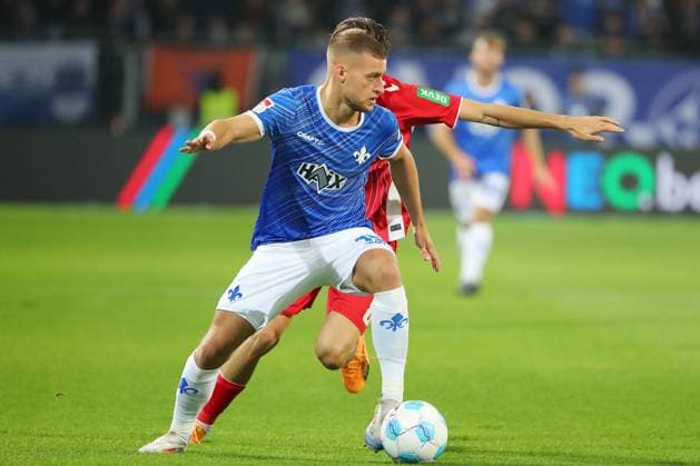 18 10 2024, xtvx, Fußball 2 Bundesliga, SV Darmstadt 98 1 FC Köln emspor, v l Zweikampf, Duell, duel, tackle, compete Fabian Nuernberger SV Darmstadt 98 Denis Huseinbasic 1 FC Koeln DFL DFB REGULATIONS PROHIBIT ANY USE OF PHOTOGRAPHS as IMAGE SEQUENCES and or QUASI VIDEO Darmstadt