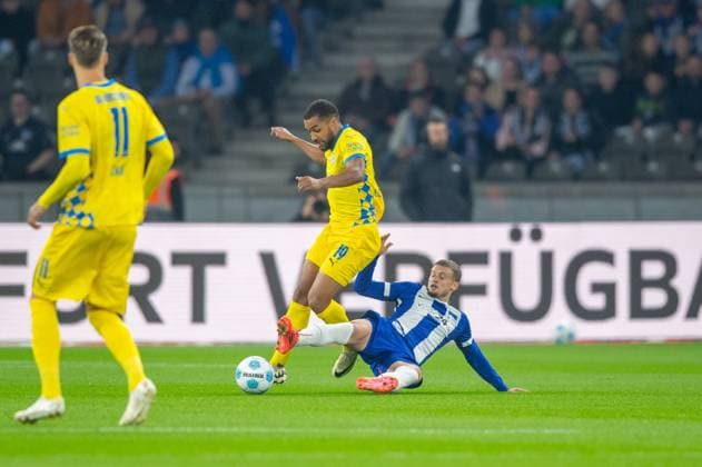 Soccer, Men, Season 2024 2025, 2 Bundesliga 9 Matchday , Hertha BSC Eintracht Braunschweig, v l Levente Szabo Braunschweig , Leon Bell Bell Braunschweig , Michael Cuisance Hertha BSC , 18 10 2024, Copyright: xSebastianxRäppold MatthiasxKochx