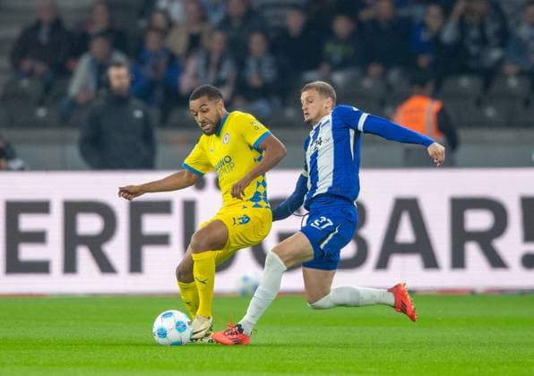 Soccer, Men, Season 2024 2025, 2 Bundesliga 9 Matchday , Hertha BSC Eintracht Braunschweig, v l Leon Bell Bell Braunschweig , Michael Cuisance Hertha BSC , 18 10 2024, Copyright: xSebastianxRäppold MatthiasxKochx