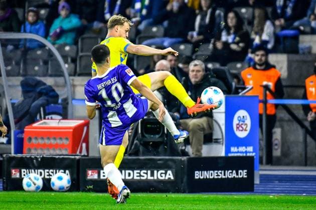 18 10 2024, xlakx, Fußball 2 Bundesliga, Hertha BSC Berlin Eintracht Braunschweig emspor, v l Ibrahim Maza Hertha BSC 10 ,Niklas Tauer Eintracht Braunschweig 8 ,Zweikampf, Duell, Kampf, tackle DFL DFB REGULATIONS PROHIBIT ANY USE OF PHOTOGRAPHS as IMAGE SEQUENCES and or QUASI VIDEO Daniel Lakomski Jan Huebner Berlin Daniel Lakomski