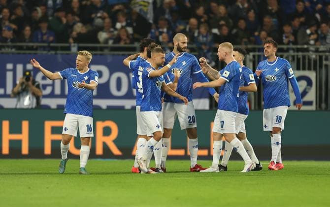 18 10 2024, xdcx, Soccer 2 Bundesliga, SV Darmstadt 98 1 FC Köln, emonline, emspor, despor, v l , Goal celebration, celebrate the goal DFL DFB REGULATIONS PROHIBIT ANY USE OF PHOTOGRAPHS AS IMAGE SEQUENCES AND OR QUASI VIDEO Copyright: HMBxMedia Claus