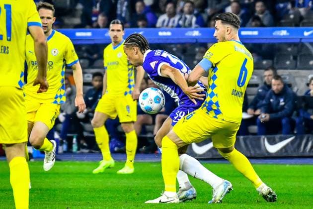 18 10 2024, xlakx, Fußball 2 Bundesliga, Hertha BSC Berlin Eintracht Braunschweig emspor, v l Derry Scherhant Hertha BSC 39 ,Ermin Bicakcic Eintracht Braunschweig 6 ,Zweikampf, Duell, Kampf, tackle DFL DFB REGULATIONS PROHIBIT ANY USE OF PHOTOGRAPHS as IMAGE SEQUENCES and or QUASI VIDEO Daniel Lakomski Jan Huebner Berlin Daniel Lakomski