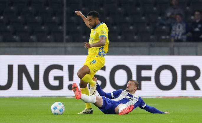 Leon Bell Bell, Michael Cuisance duel Match scene Action Sport Soccer Football DFL 2 Bundesliga Men 9 Matchday Season 2024 2025 18 10 2024 Hertha BSC Berlin vs Eintracht Braunschweig BTSV DFL regulations prohibit any use of photographs as image sequences and or quasi video