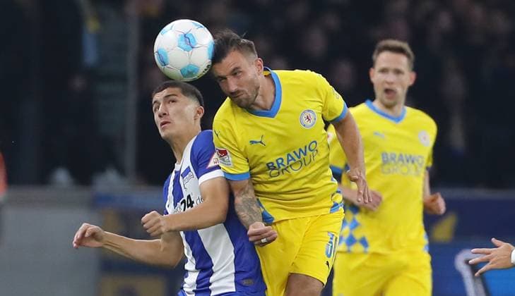 Ibrahim Maza, Robin Krauße Zweikampf Spielzene Action Sport Fußball Fußball DFL 2 Bundesliga Herren 9 Spieltag Saison 2024 2025 18 10 2024 Hertha BSC Berlin vs Eintracht Braunschweig BTSV DFL regulations prohibit any use of photographs as image sequences and or quasi video