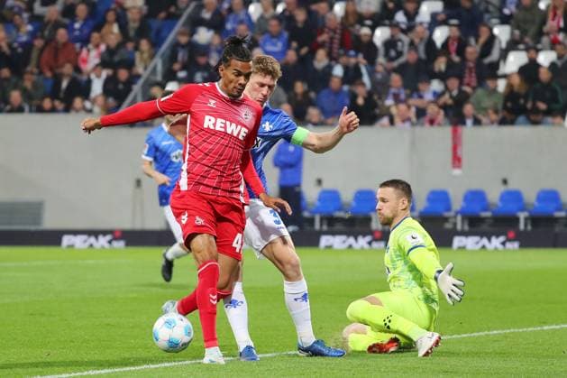 18 10 2024, xtvx, Fußball 2 Bundesliga, SV Darmstadt 98 1 FC Köln emspor, v l Zweikampf, Duell, duel, tackle, compete Damion Downs 1 FC Koeln Torwart Marcel Schuhen SV Darmstadt 98 DFL DFB REGULATIONS PROHIBIT ANY USE OF PHOTOGRAPHS as IMAGE SEQUENCES and or QUASI VIDEO Darmstadt