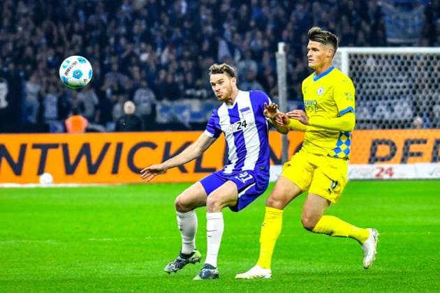 18 10 2024, xlakx, Fußball 2 Bundesliga, Hertha BSC Berlin Eintracht Braunschweig emspor, v l Pascal Klemens Hertha BSC 41 ,Levente Szabo Eintracht Braunschweig 11 ,Zweikampf, Duell, Kampf, tackle DFL DFB REGULATIONS PROHIBIT ANY USE OF PHOTOGRAPHS as IMAGE SEQUENCES and or QUASI VIDEO Daniel Lakomski Jan Huebner Berlin Daniel Lakomski