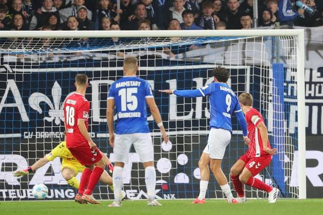 18 10 2024, xtvx, Fußball 2 Bundesliga, SV Darmstadt 98 1 FC Köln emspor, v l Goal scored, Tor zum 1 0 Fraser Hornby SV Darmstadt 98 DFL DFB REGULATIONS PROHIBIT ANY USE OF PHOTOGRAPHS as IMAGE SEQUENCES and or QUASI VIDEO Darmstadt
