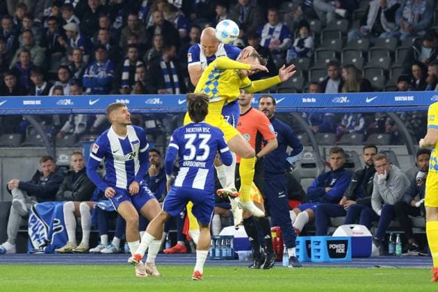 DEU, DFL, 2 FBL, Hertha BSC vs Braunschweig, 18 10 2024, Berliner Olympiastadion, Berlin, DEU, DFL, 2 FBL, Hertha BSC vs Braunschweig, in the picture Florian Niederlechner Hertha BSC Berlin 7 , Paul Jaeckel Eintracht Braunschweig 3 DFL regulations prohibit any use of Photographs as image sequences and or quasi video Foto Juergen Engler nordphoto GmbH nordphotoxGmbHx xEngler nph00076