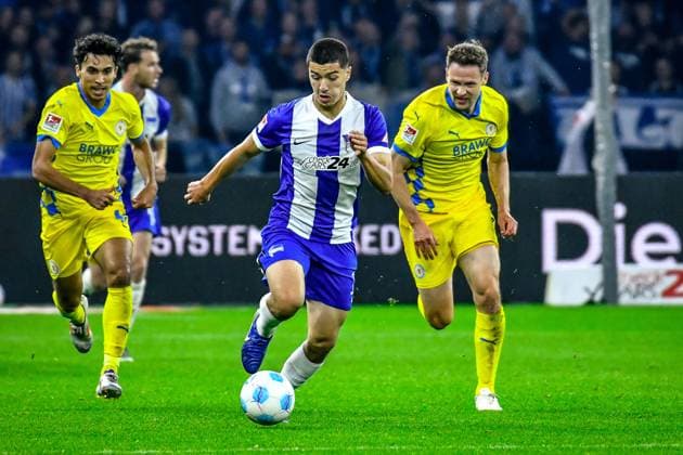 18 10 2024, xlakx, Fußball 2 Bundesliga, Hertha BSC Berlin Eintracht Braunschweig emspor, v l Johan Gomez Eintracht Braunschweig 44 ,Ibrahim Maza Hertha BSC 10 ,Paul Jaeckel Eintracht Braunschweig 2 ,Zweikampf, Duell, Kampf, tackle DFL DFB REGULATIONS PROHIBIT ANY USE OF PHOTOGRAPHS as IMAGE SEQUENCES and or QUASI VIDEO Daniel Lakomski Jan Huebner Berlin Daniel Lakomski