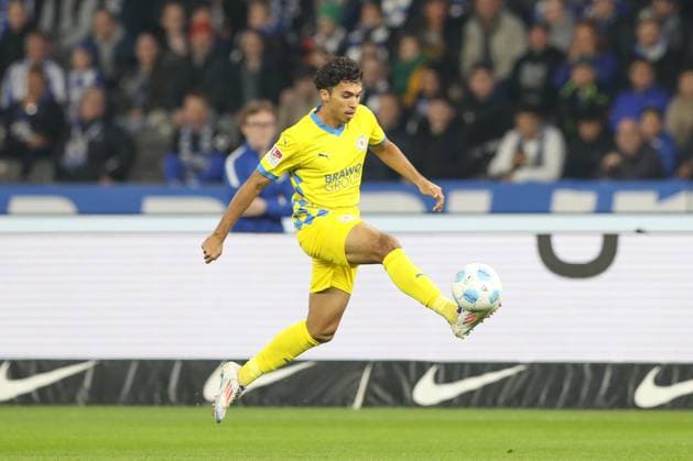18 10 2024, xtgx, Fussball 2 Bundesliga, Hertha BSC Berlin Eintracht Braunschweig emspor, v l Johan Gomez Braunschweig, 44 am Ball, plays the ball DFL DFB REGULATIONS PROHIBIT ANY USE OF PHOTOGRAPHS as IMAGE SEQUENCES and or QUASI VIDEO Berlin