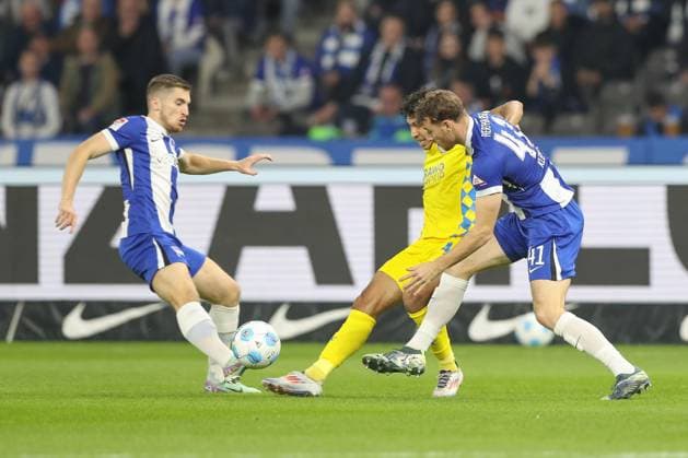 18 10 2024, xtgx, Soccer 2 Bundesliga, Hertha BSC Berlin Eintracht Braunschweig emspor, v l Jonjoe Kenny Hertha, 16 , Johan Gomez Braunschweig, 44 , Pascal Klemens Hertha, 41 duel, fight, tackle DFL DFB REGULATIONS PROHIBIT ANY USE OF PHOTOGRAPHS as IMAGE SEQUENCES and or QUASI VIDEO Berlin