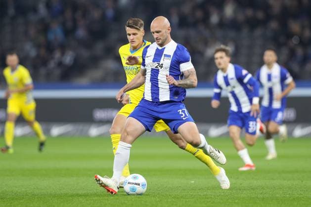 18 10 2024, xtgx, Soccer 2 Bundesliga, Hertha BSC Berlin Eintracht Braunschweig emspor, v l Levente Szabo Braunschweig, 11 , Toni Leistner Hertha, 37 duel, fight, tackle DFL DFB REGULATIONS PROHIBIT ANY USE OF PHOTOGRAPHS as IMAGE SEQUENCES and or QUASI VIDEO Berlin