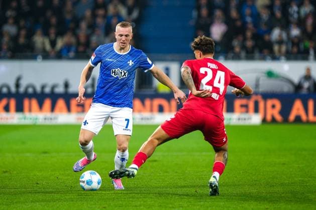 Isac Lidberg SV Darmstadt 98, 07 on the ball, before Julian Pauli 1 FC Koeln, 24 , GER, SV Darmstadt 98 vs 1 FC Koeln, Football, 2 Bundesliga, Matchday 9, Season 2024 2025, 18 10 2024 DFL REGULATIONS PROHIBIT ANY USE OF PHOTOGRAPHS as IMAGE SEQUENCES and or QUASI VIDEO GER, SV Darmstadt 98 vs 1 FC Koeln, Football, 2 Bundesliga, Matchday 9, Season 2024 2025, 18 10 2024 Darmsatdt Copyright: xEibner-Pressefoto FlorianxWieganx EP_FWD