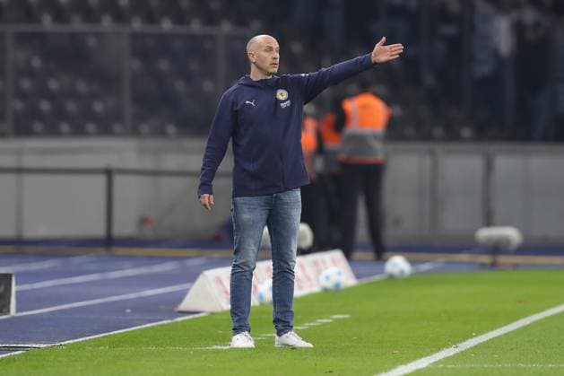 18 10 2024, xtgx, Fußball 2 Bundesliga, Hertha BSC Berlin Eintracht Braunschweig emspor, v l Daniel Scherning Braunschweig, Trainer gibt Anweisungen, gestikuliert mit den Armen, gesticulate, gives instructions DFL DFB REGULATIONS PROHIBIT ANY USE OF PHOTOGRAPHS as IMAGE SEQUENCES and or QUASI VIDEO Berlin
