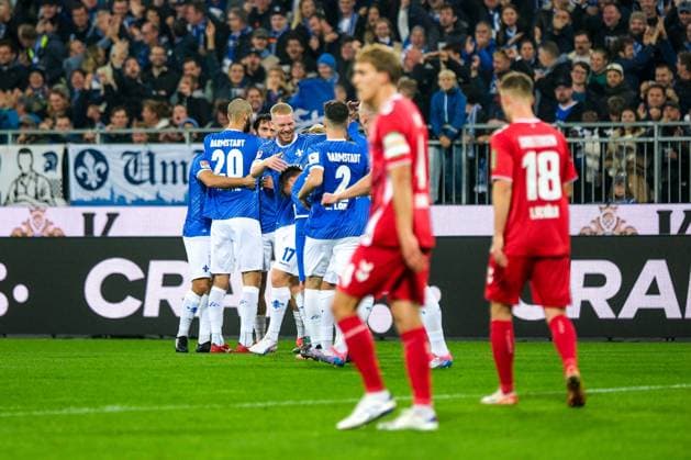 Fraser Hornby SV Darmstadt 98, 09 and team celebrate the goal for 1 0, Timo Huebers 1 FC Koeln, 04 and Rasmus Carstensen 1 FC Koeln, 18 are disappointed, GER, SV Darmstadt 98 vs 1 FC Koeln, Football, 2 Bundesliga, Matchday 9, Season 2024 2025, 18 10 2024 DFL REGULATIONS PROHIBIT ANY USE OF PHOTOGRAPHS as IMAGE SEQUENCES and or QUASI VIDEO GER, SV Darmstadt 98 vs 1 FC Koeln, Football, 2 Bundesliga, 9 Matchday, Season 2024 2025, 18 10 2024 Darmsatdt Copyright: xEibner-Pressefoto FlorianxWieganx EP_FWD
