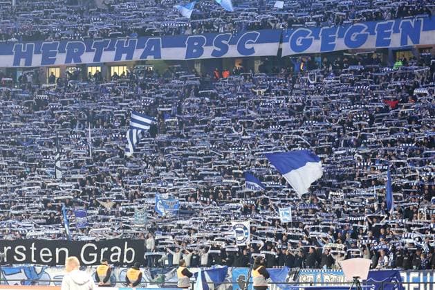 Berlin, 18 10 24, Soccer, 2 Bundesliga, Matchday 9, Hertha BSC Eintracht Braunschweig, Olympiastadion The fans tune in to the match DFL regulations and DFB regulations prohibit any use of photographs as image sequences and or quasi video, Foto Andreas Gora Hertha BSC Eintracht Braunschweig