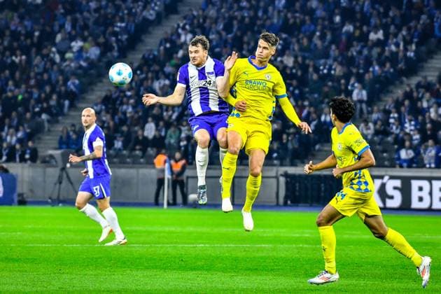 18 10 2024, xlakx, Fußball 2 Bundesliga, Hertha BSC Berlin Eintracht Braunschweig emspor, v l Pascal Klemens Hertha BSC 41 ,Levente Szabo Eintracht Braunschweig 11 ,Zweikampf, Duell, Kampf, tackle DFL DFB REGULATIONS PROHIBIT ANY USE OF PHOTOGRAPHS as IMAGE SEQUENCES and or QUASI VIDEO Daniel Lakomski Jan Huebner Berlin Daniel Lakomski
