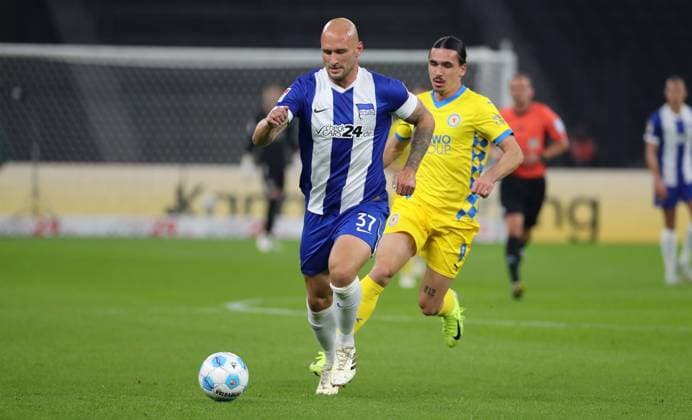 Toni Leistner on the ball, Rayan Philippe duel Match scene Action Sport Football Soccer DFL 2 Bundesliga Men 9 Matchday Season 2024 2025 18 10 2024 Hertha BSC Berlin vs Eintracht Braunschweig BTSV DFL regulations prohibit any use of photographs as image sequences and or quasi video