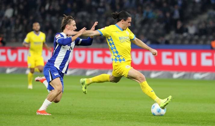 Michal Karbownik, Rayan Philippe shoots duel match scene Action Sport Soccer Football DFL 2 Bundesliga Men 9 Matchday Season 2024 2025 18 10 2024 Hertha BSC Berlin vs Eintracht Braunschweig BTSV DFL regulations prohibit any use of photographs as image sequences and or quasi video