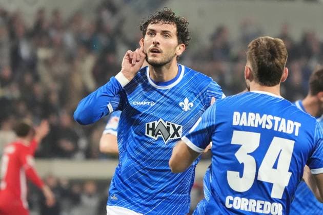 Frasier Hornby SV Darmstadt 98, 09 cheers, celebrate the goal, goal celebration for 1 0 18 10 2024 2 Bundesliga, season 24 25 SV Darmstadt 98 vs 1 FC Köln, Stadion am Boellenfalltor, emonline, emspor,
