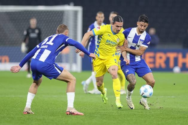 18 10 2024, xtgx, Soccer 2 Bundesliga, Hertha BSC Berlin Eintracht Braunschweig emspor, v l Marton Dardai Hertha, 31 , Rayan Philippe Braunschweig, 9 , Kevin Sessa Hertha, 8 DFL DFB REGULATIONS PROHIBIT ANY USE OF PHOTOGRAPHS as IMAGE SEQUENCES and or QUASI VIDEO Berlin