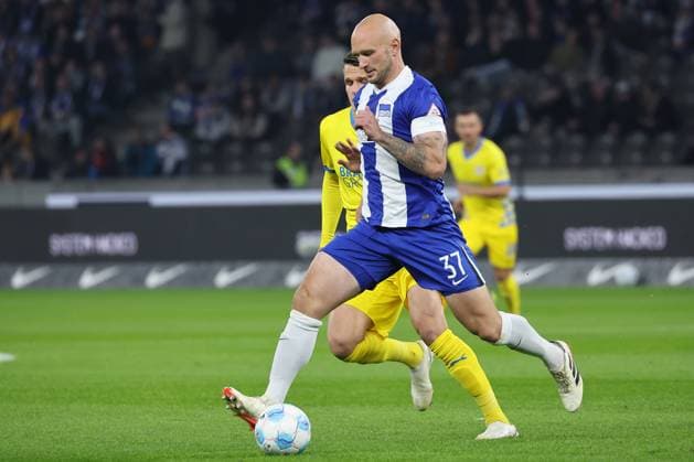 Berlin, 18 10 24, Soccer, 2 Bundesliga, Matchday 9, Hertha BSC Eintracht Braunschweig, Olympiastadion Levente Szabo of Eintracht Braunschweig fights for the ball against Berlins Toni Leistner DFL regulations and DFB regulations prohibit any use of photographs as image sequences and or quasi video, Foto Andreas Gora Hertha BSC Eintracht Braunschweig