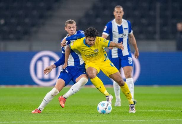 Soccer, Men, Season 2024 2025, 2 Bundesliga 9 Matchday , Hertha BSC Eintracht Braunschweig, v l Michael Cuisance Hertha BSC , Johan Gomez Braunschweig , 18 10 2024, Copyright: xSebastianxRäppold MatthiasxKochx