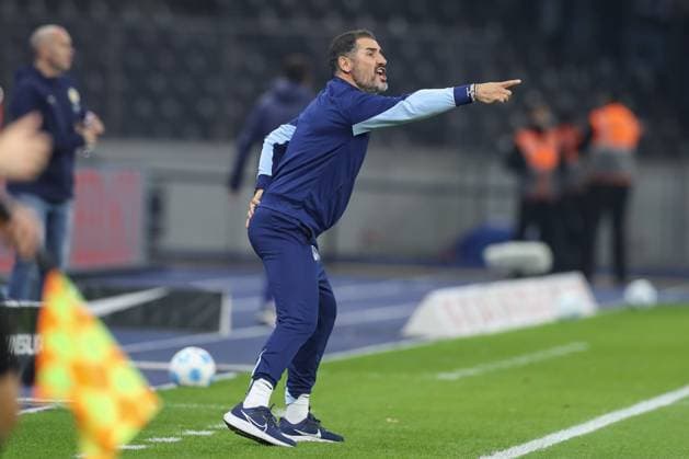 18 10 2024, xtgx, Fußball 2 Bundesliga, Hertha BSC Berlin Eintracht Braunschweig emspor, v l Cristian Fiel Hertha, Trainer gibt Anweisungen, gestikuliert mit den Armen, gesticulate, gives instructions DFL DFB REGULATIONS PROHIBIT ANY USE OF PHOTOGRAPHS as IMAGE SEQUENCES and or QUASI VIDEO Berlin