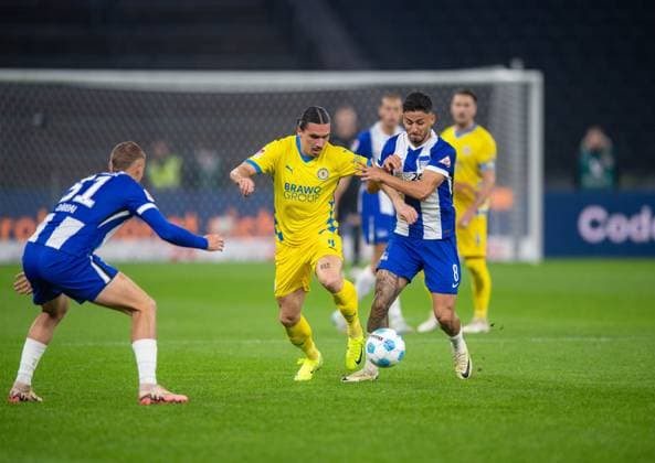 Soccer, Men, Season 2024 2025, 2 Bundesliga 9 Matchday , Hertha BSC Eintracht Braunschweig, v l Marton Dardai Hertha BSC , Rayan Philippe Braunschweig , Kevin Sessa Hertha BSC , 18 10 2024, Copyright: xSebastianxRäppold MatthiasxKochx