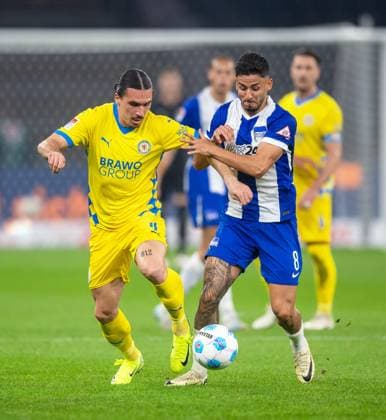 Soccer, Men, Season 2024 2025, 2 Bundesliga 9 Matchday , Hertha BSC Eintracht Braunschweig, v l Rayan Philippe Braunschweig , Kevin Sessa Hertha BSC , 18 10 2024, Copyright: xSebastianxRäppold MatthiasxKochx