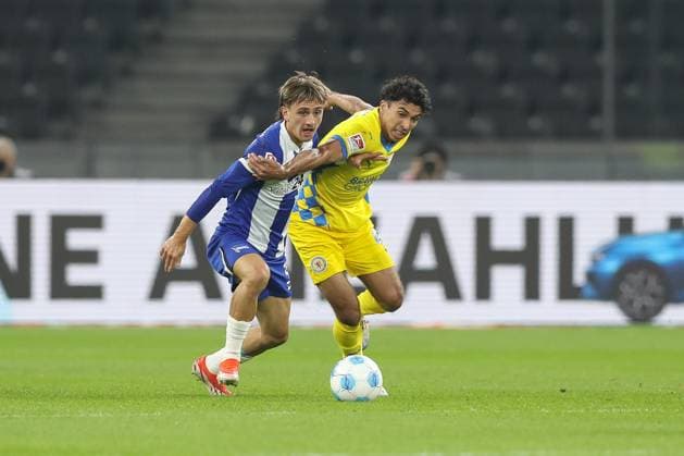 18 10 2024, xtgx, Soccer 2 Bundesliga, Hertha BSC Berlin Eintracht Braunschweig emspor, v l Michal Karbownik Hertha, 33 , Johan Gomez Braunschweig, 44 duel, fight, tackle DFL DFB REGULATIONS PROHIBIT ANY USE OF PHOTOGRAPHS as IMAGE SEQUENCES and or QUASI VIDEO Berlin